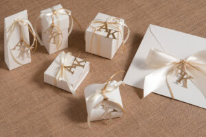 Μπομπονιέρα Γάμου με Κρεμαστό Μονόγραμμα